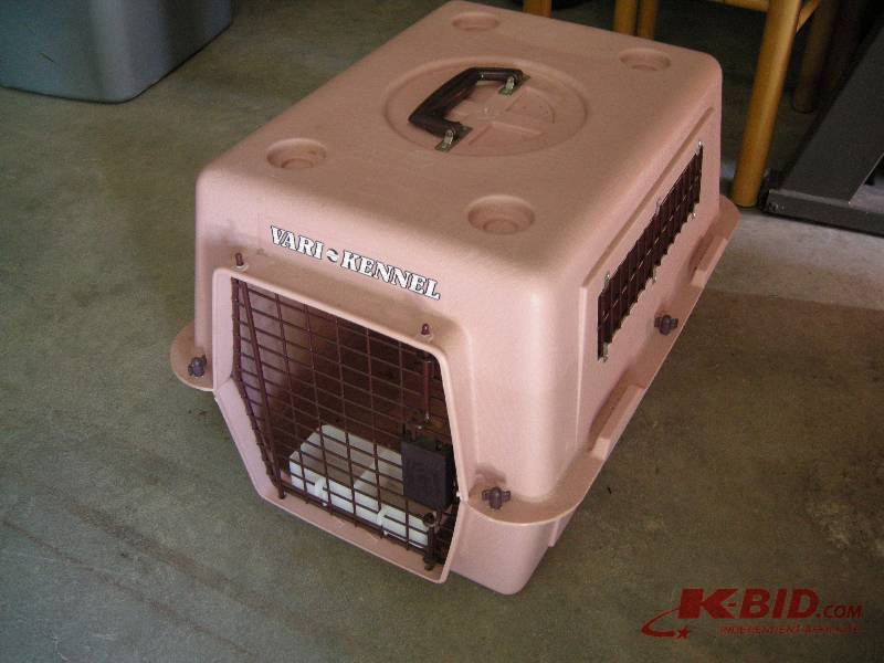 lot 82 image: Pet carrier