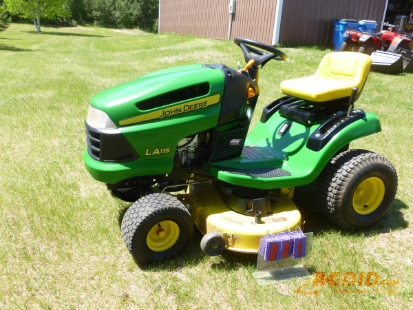 John Deere LA 115 Lawn Tractor