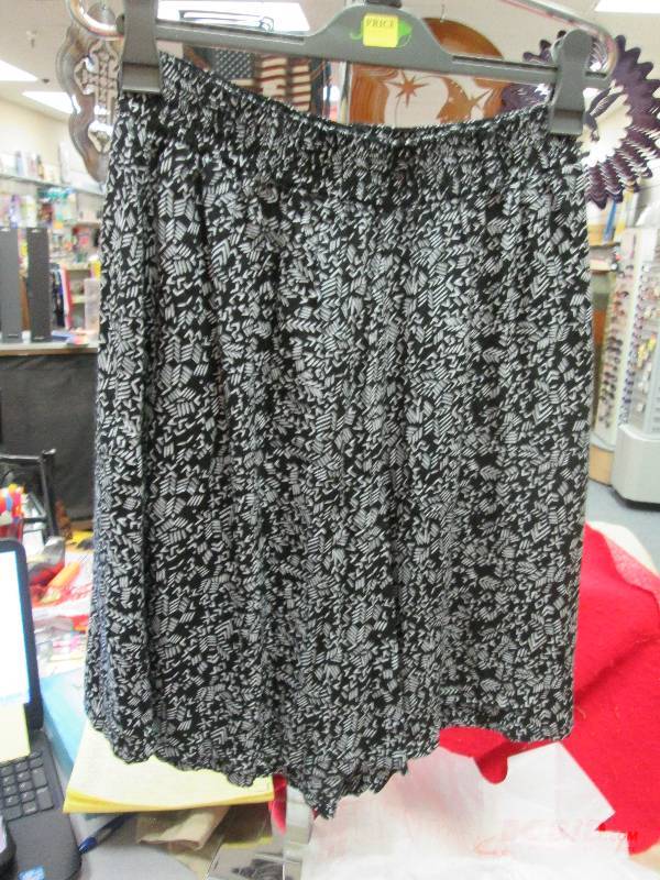 Gina Peters shorts size small...