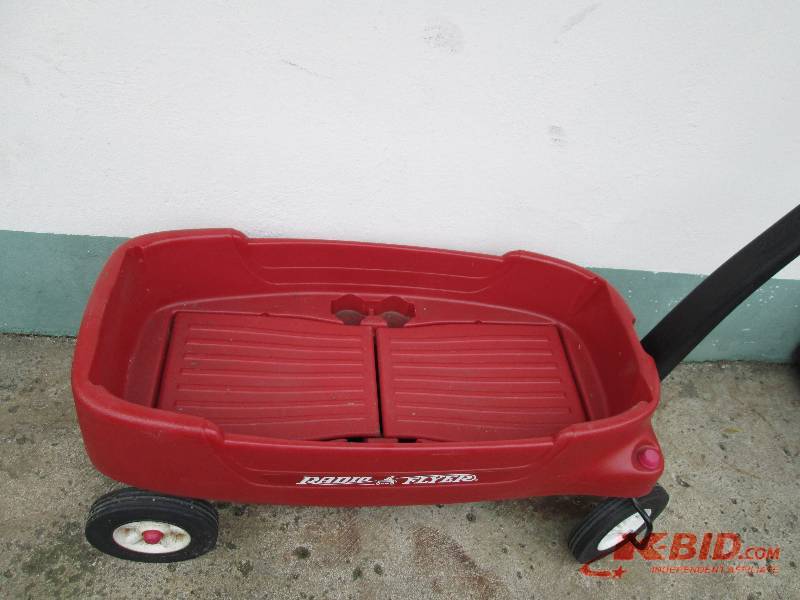Radio Flyer wagon, has 2 fold up de...