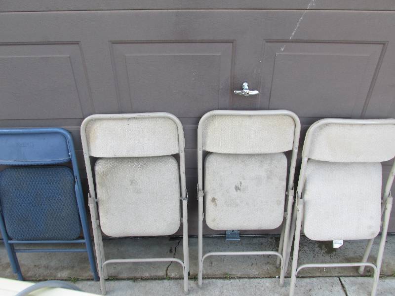 Lot of folding chairs...