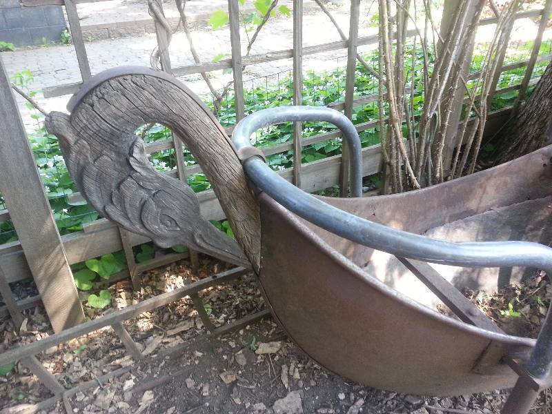 lot 92 image: Unique Garden Planter