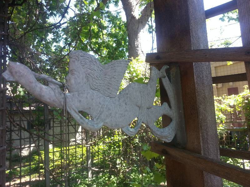 lot 103 image: Cast Iron Angel Garden Dcor