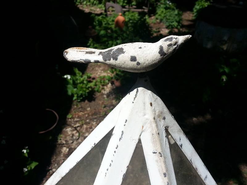 lot 119 image: Shabby Chic Chippy Bird Candle Holder