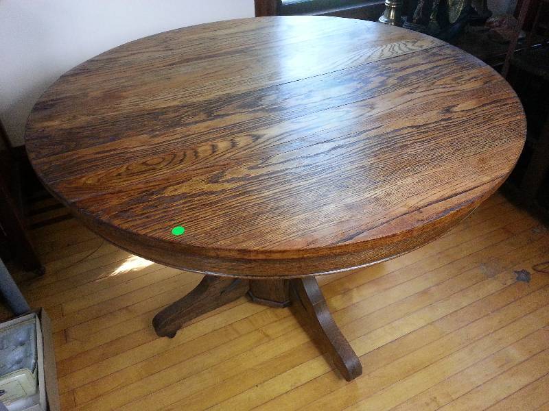 lot 5 image: Antique Oak Round Pedastal Table