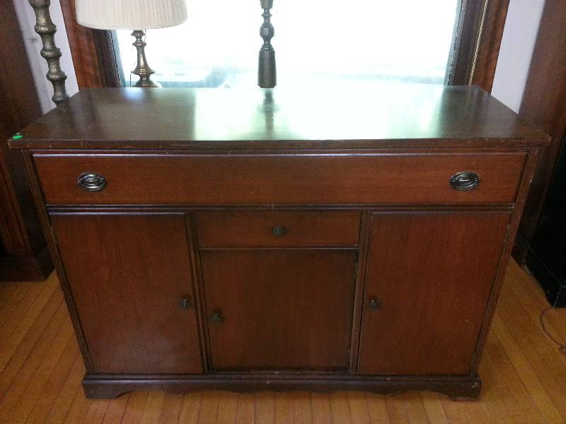 lot 9 image: Solid Wood Cabinet