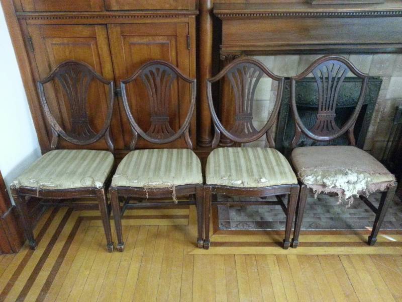 lot 14 image: Lot of (4) Antique Edwardian Hepplewhite Chairs