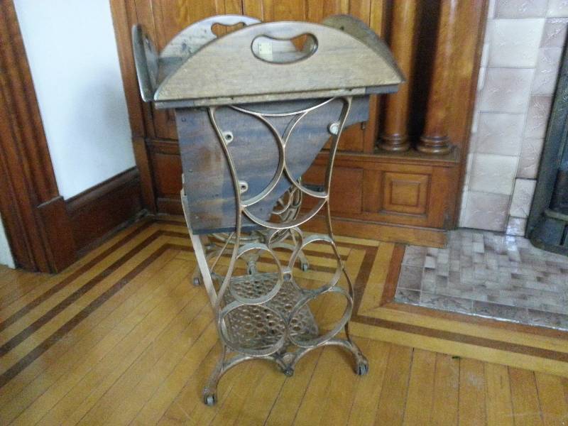 lot 23 image: Antique Cast Iron Sewing Treadle