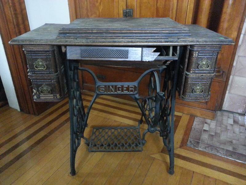 lot 24 image: Antique Singer Cast Iron Sewing Treadle