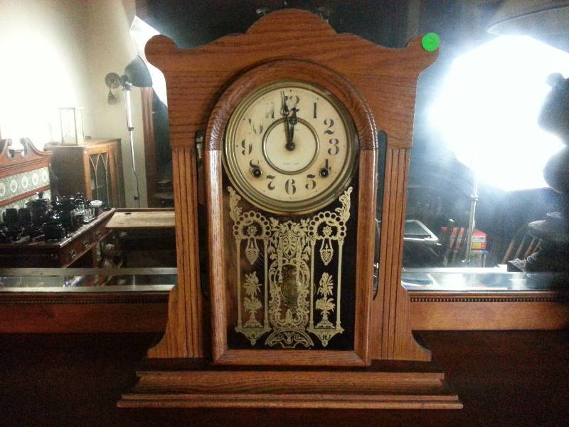 lot 38 image: Antique Ingraham Eight Day Mantle Clock