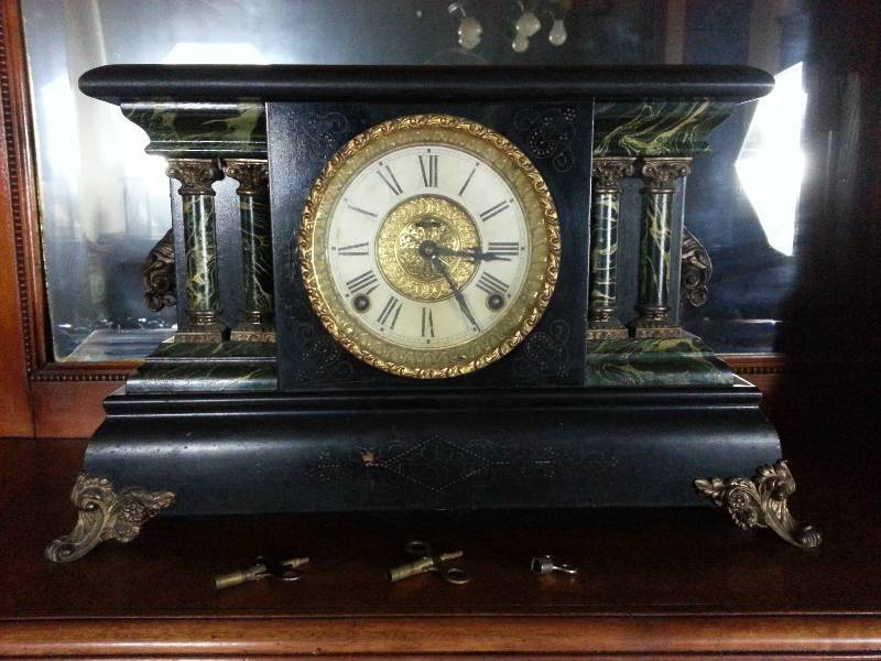 lot 39 image: Antique Ingraham 4-Columned Marble Mantle Clock