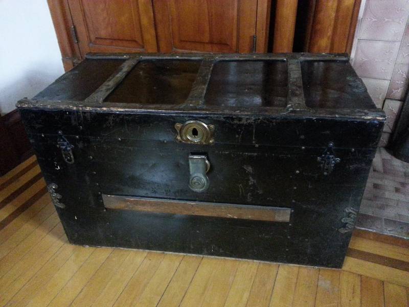 lot 41 image: Antique Steamer Trunk