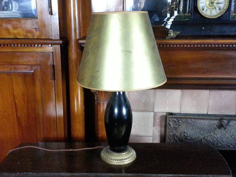 lot 47 image: Vintage Accent Lamp w Unique Gold Shade