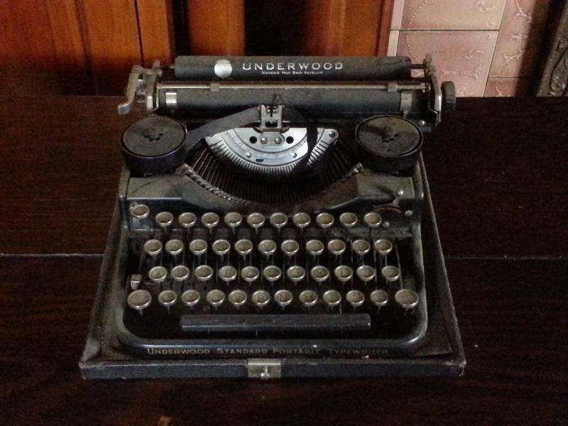 lot 51 image: Vintage Underwood Portable Typewritter