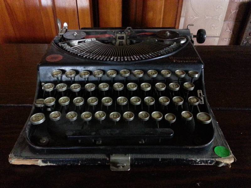 lot 52 image: Vintage Remington Portable Typewritter
