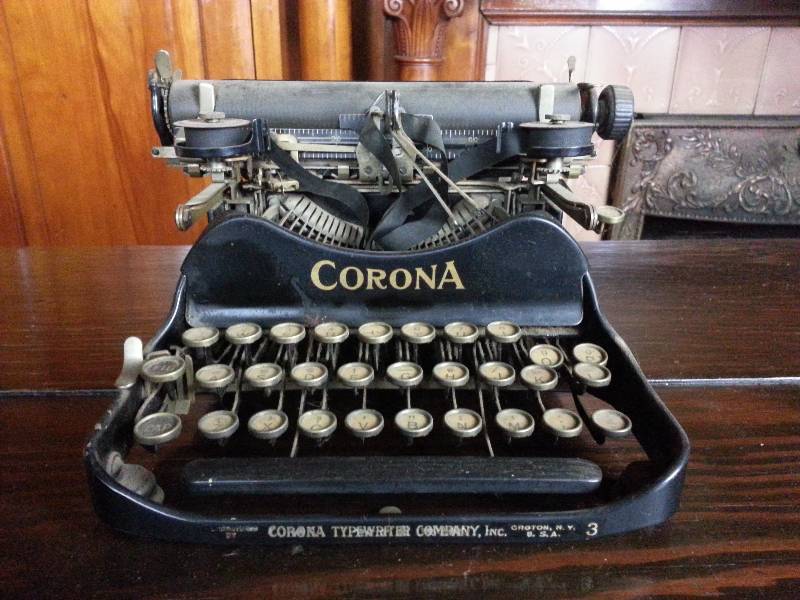 lot 53 image: Vintage 1917 Corona Typerwritter