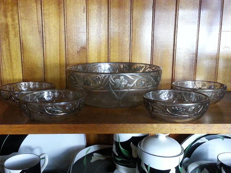 lot 78 image: Vintage  Antique Serving Bowl Set
