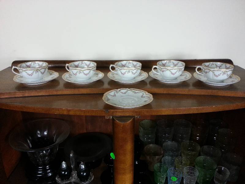 lot 83 image: Haviland Limoges Cups & Saucers