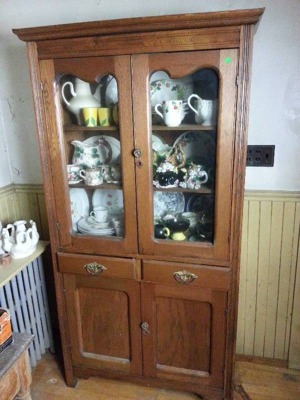 lot 91 image: Vintage  Antique Hutch Cabinet