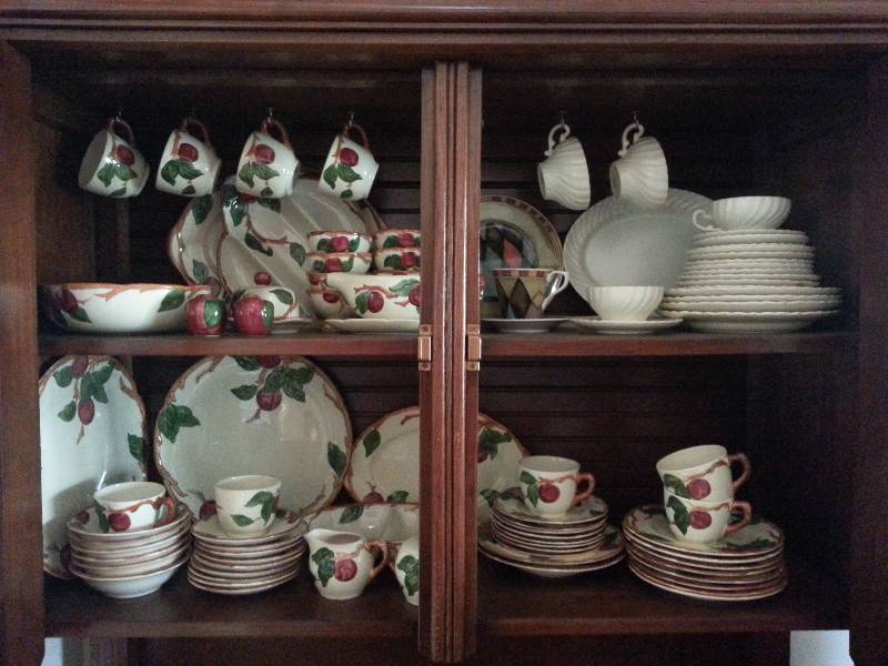 lot 85 image: Lot of Vintage Franciscan Apple Dinnerware