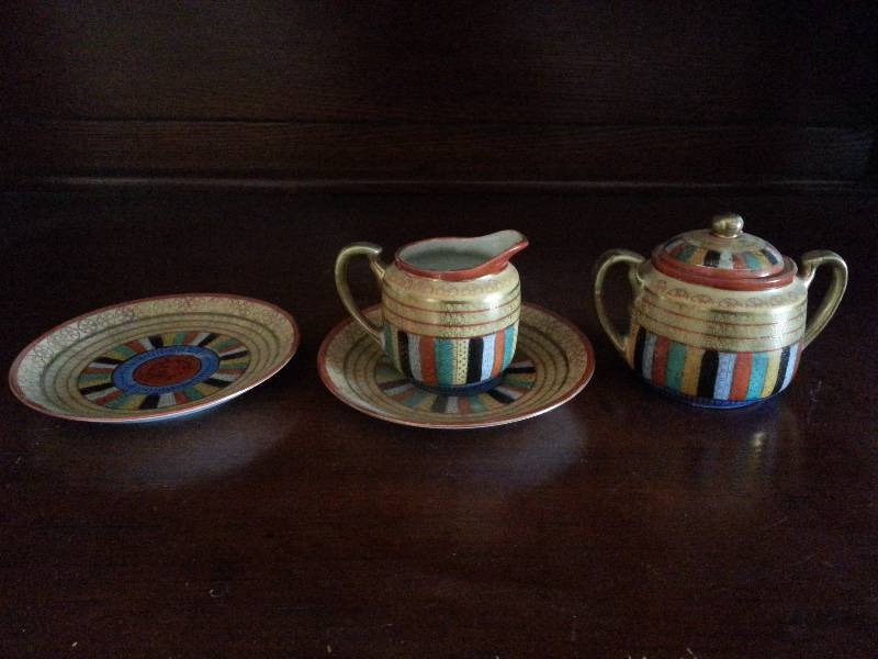 lot 86 image: Lot of (3) Japanese Porcelain Pieces