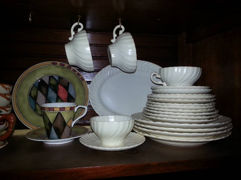 lot 87 image: 20 Pieces of Franciscan Dinnerware