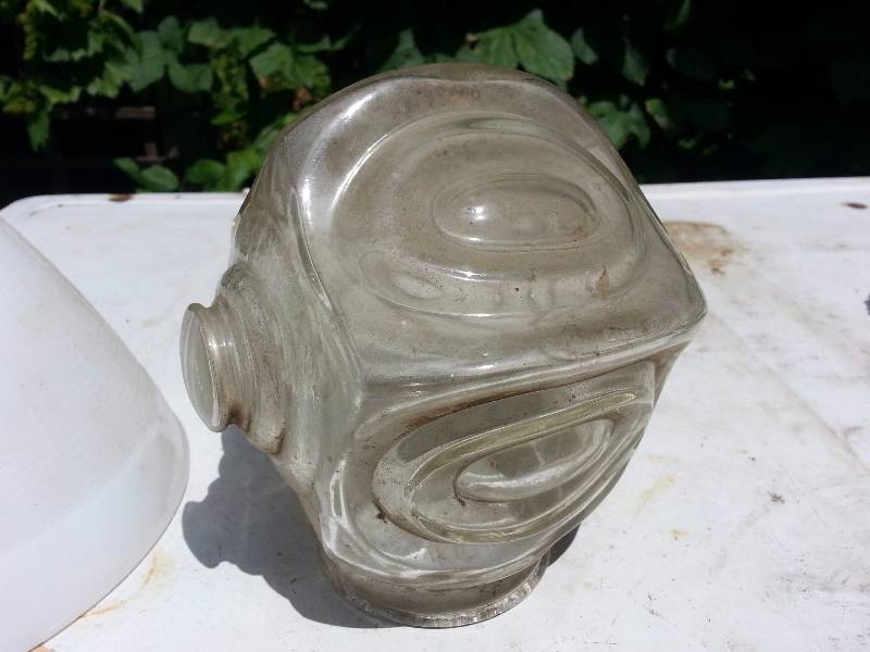 lot 158 image: Lot of (2) Retro Deco Vintage Light Shade & Globe