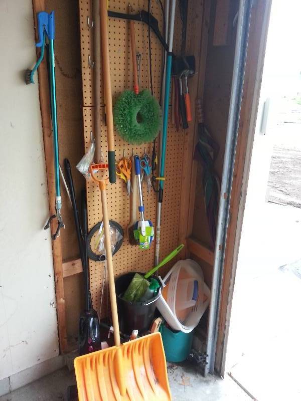 lot 170 image: Rakes, Car Wash Brush, 2-in-1 Vacuum, Buckets, Shovel and More