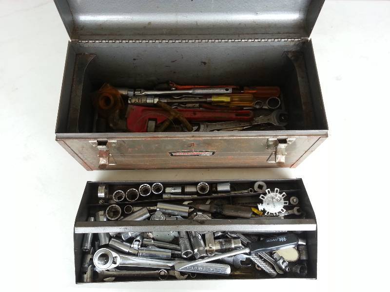 lot 173 image: Vintage Metal Tool Box - Full