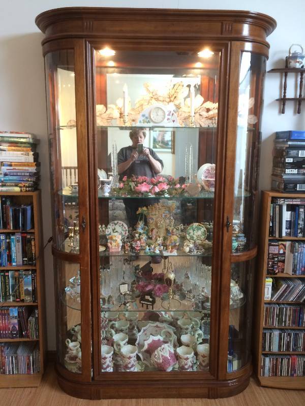 lot 1 image: Lighted Curved Glass Curio Cabinet