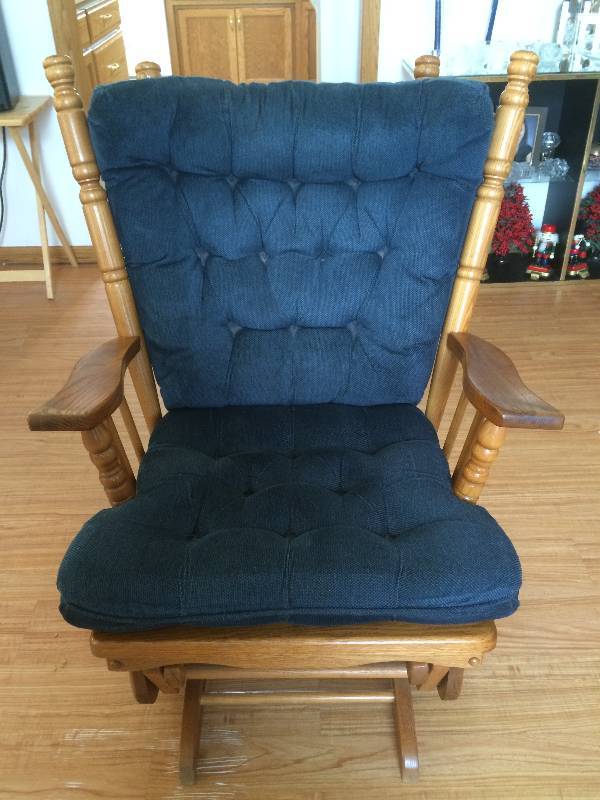 lot 11 image: Oak Glider Rocker With Tufted Cushion
