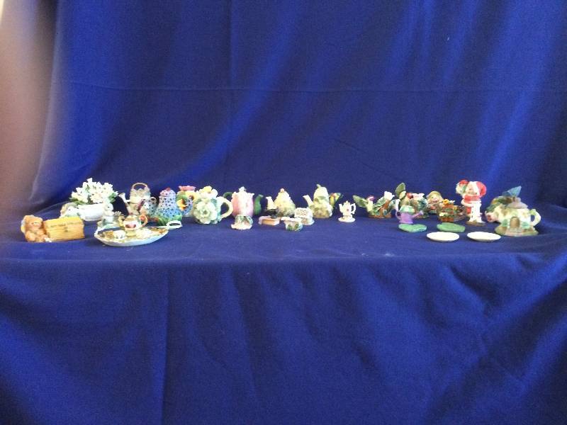 lot 42 image: Lots Of Tiny Collectibles, (31) Pieces