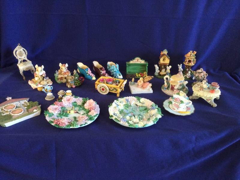 lot 44 image: A Whole Bunch Of Small Collectable Pieces