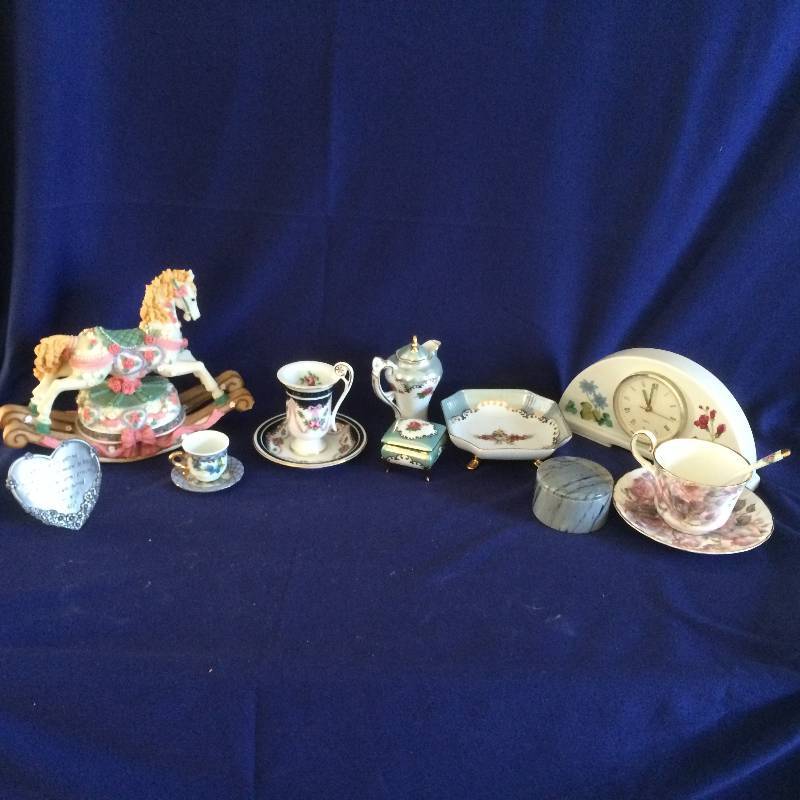 lot 47 image: Beautiful Musical Carousel Horse & Miscellaneous Pieces