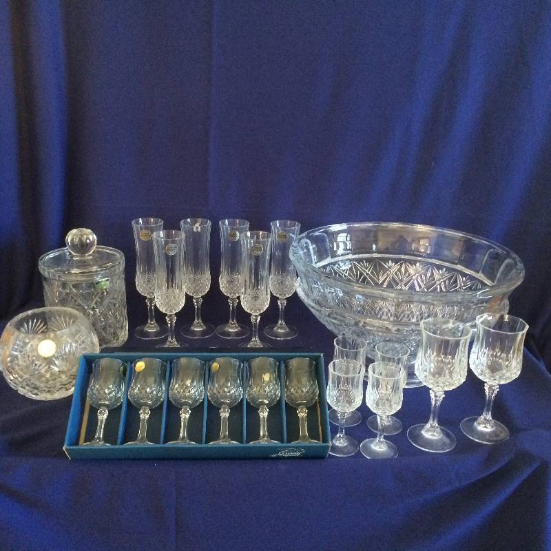 lot 59 image: Lead Crystal Ice Bucket, Glasses & Punch Bowl