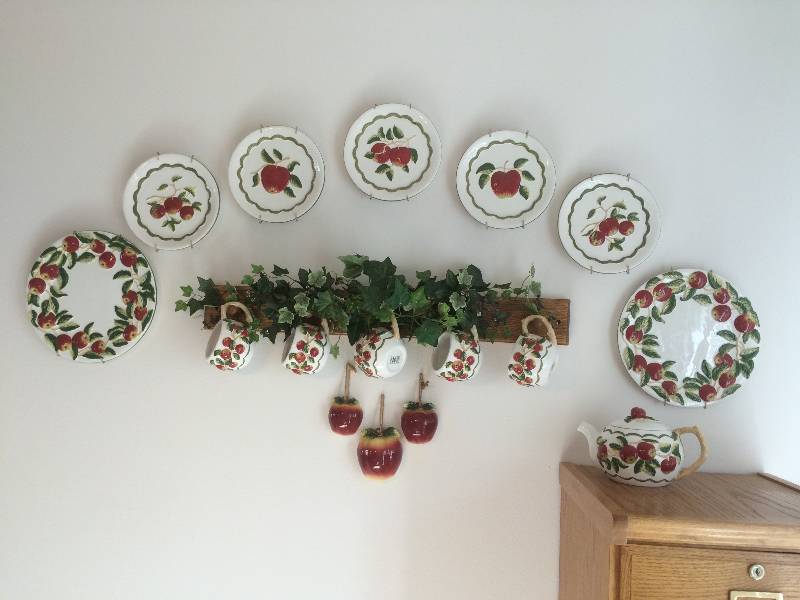 lot 51 image: Apples, Apples, Apples, Display Collection