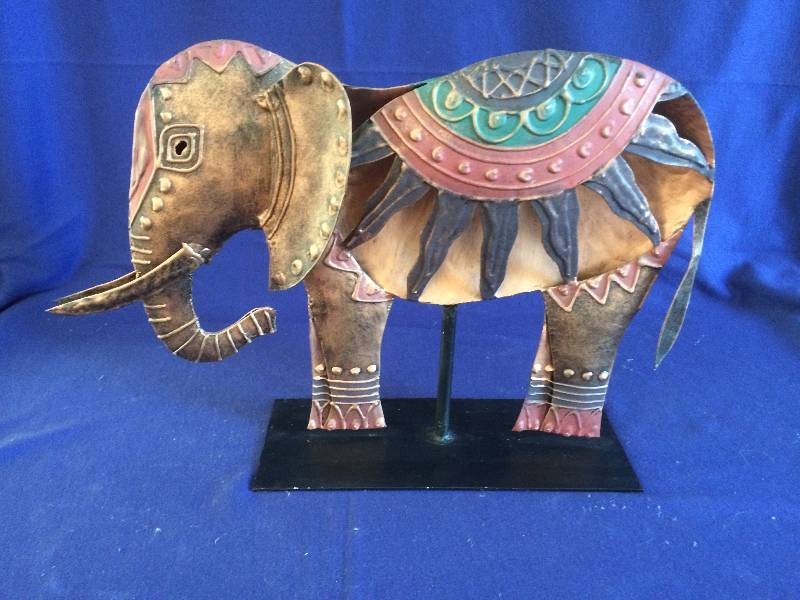 lot 55 image: Metal Dcor Elaphent