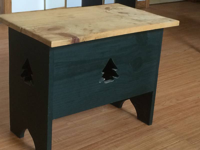 lot 69 image: Nice Decorative Bench With Storage