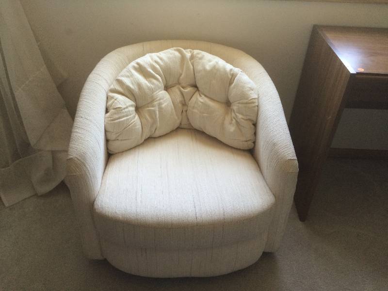 lot 74 image: Cute Swivel Chair