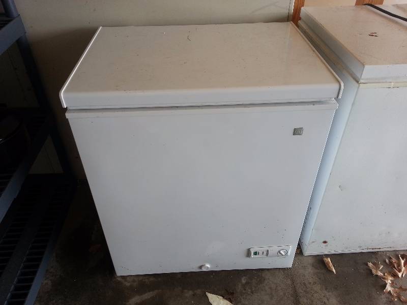 lot 100 image: GE Freezer Chest