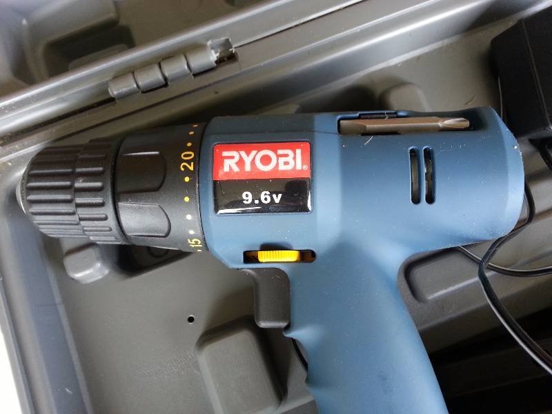 lot 149 image: Ryobi 9.6v Drill & Sppotlight Set