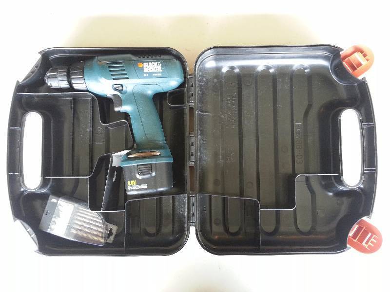 lot 150 image: Black & Decker 9.6v Drill w Drill Bits