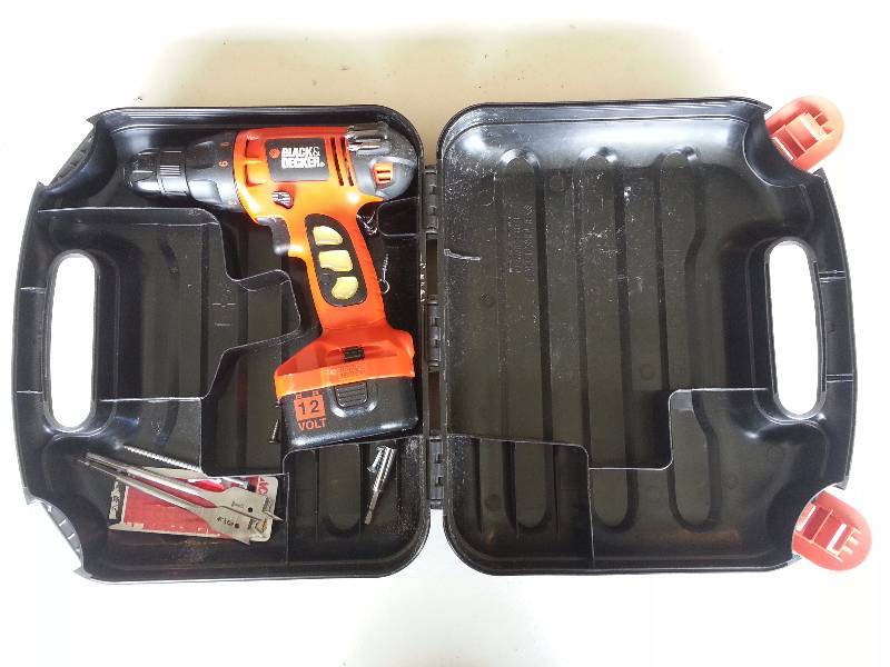 lot 151 image: Black & Decker 12v Drill