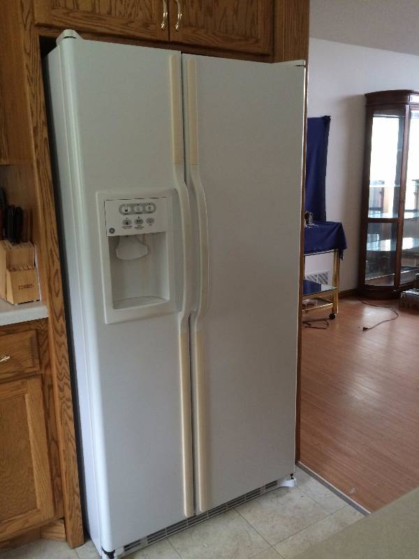 lot 80 image: GE Self Defrosting Side By Side Refrigerator