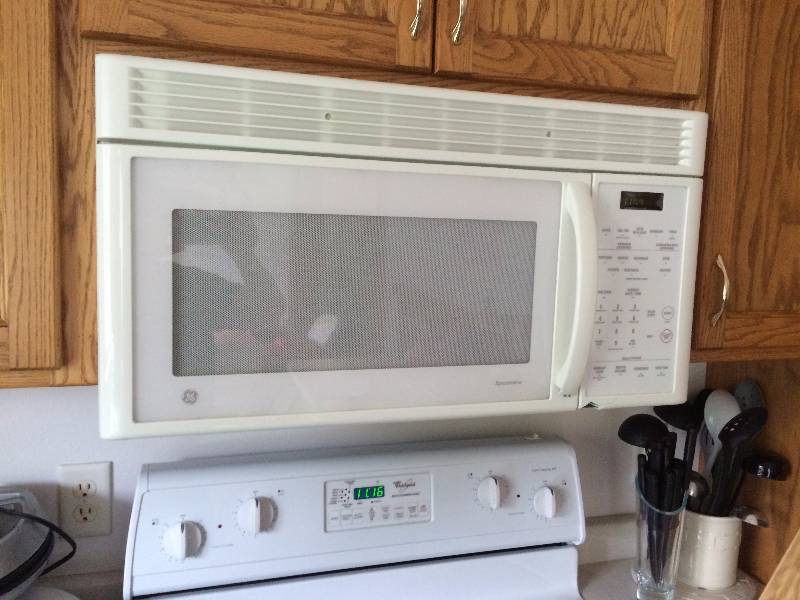 lot 82 image: GE Space Maker Microwave