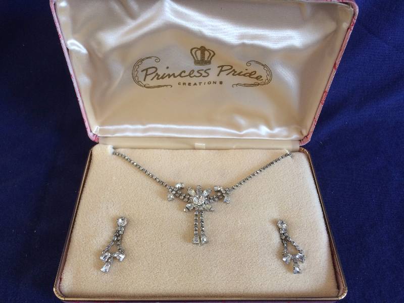 lot 222 image: Vintage Matching Necklace and Earing Set