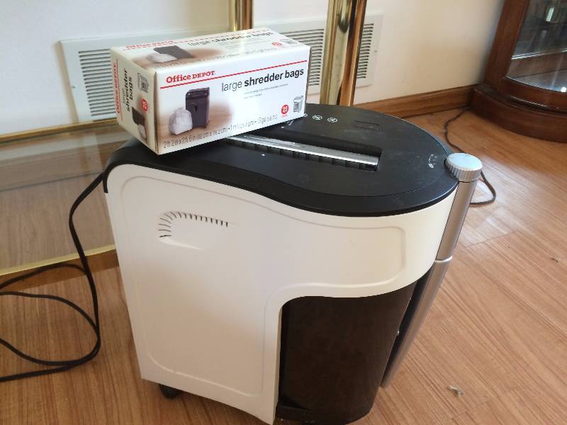 lot 256 image: Paper Shredder and Box of Bags