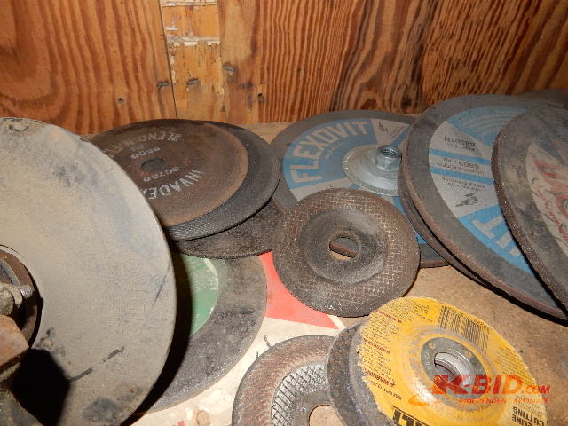 Pneumatic sanderpolisher with multiple Disks