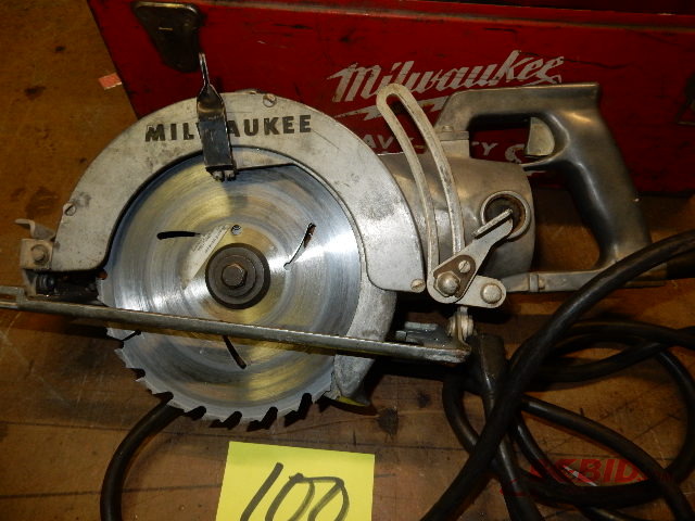 7 12 in Milwaukee Worm Saw.. Tested and works