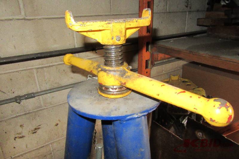 Tripod Jack, not sure of weight capacity, 5ft, plus 18 in.